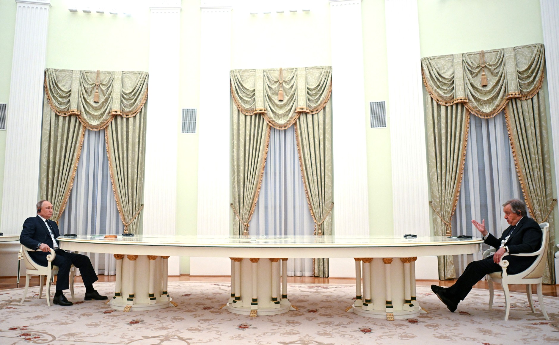 Putin and UN Secretary General Guterres at an enormous long white table, April 2022